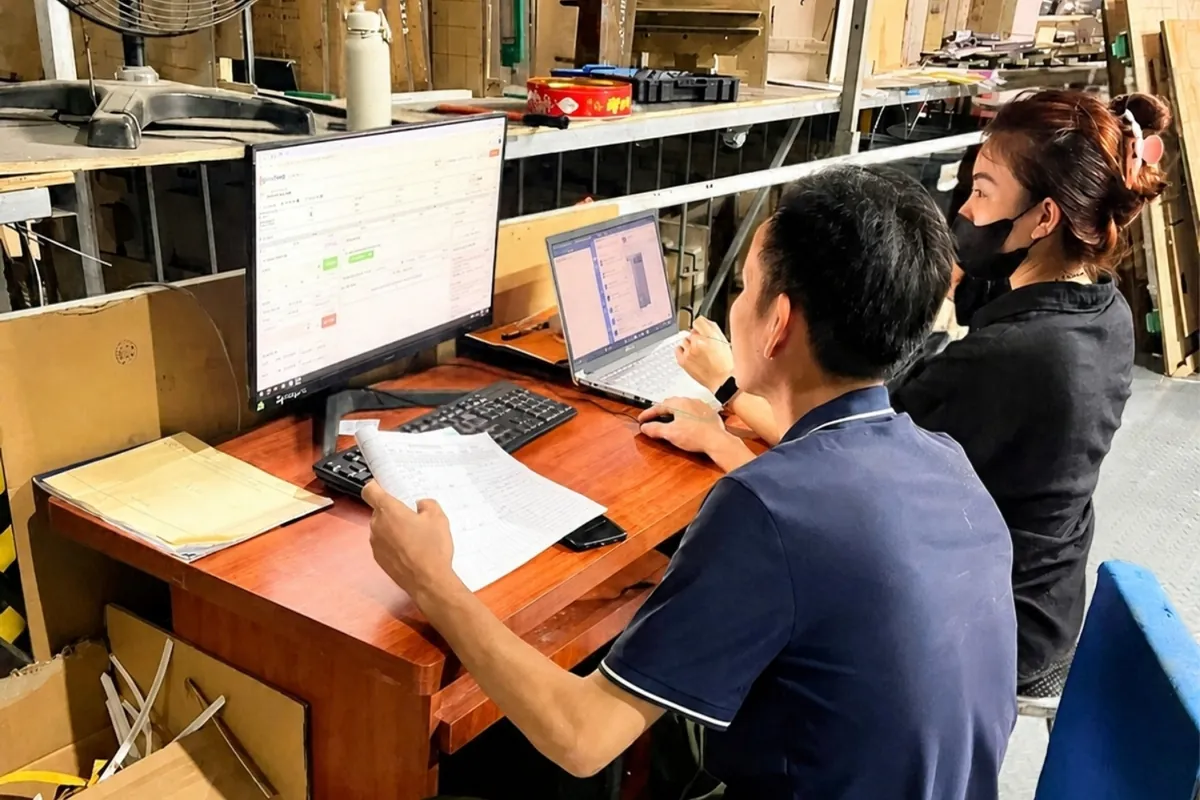 Nhân viên ghi nhận sản xuất trên ControlMES tại khu bế