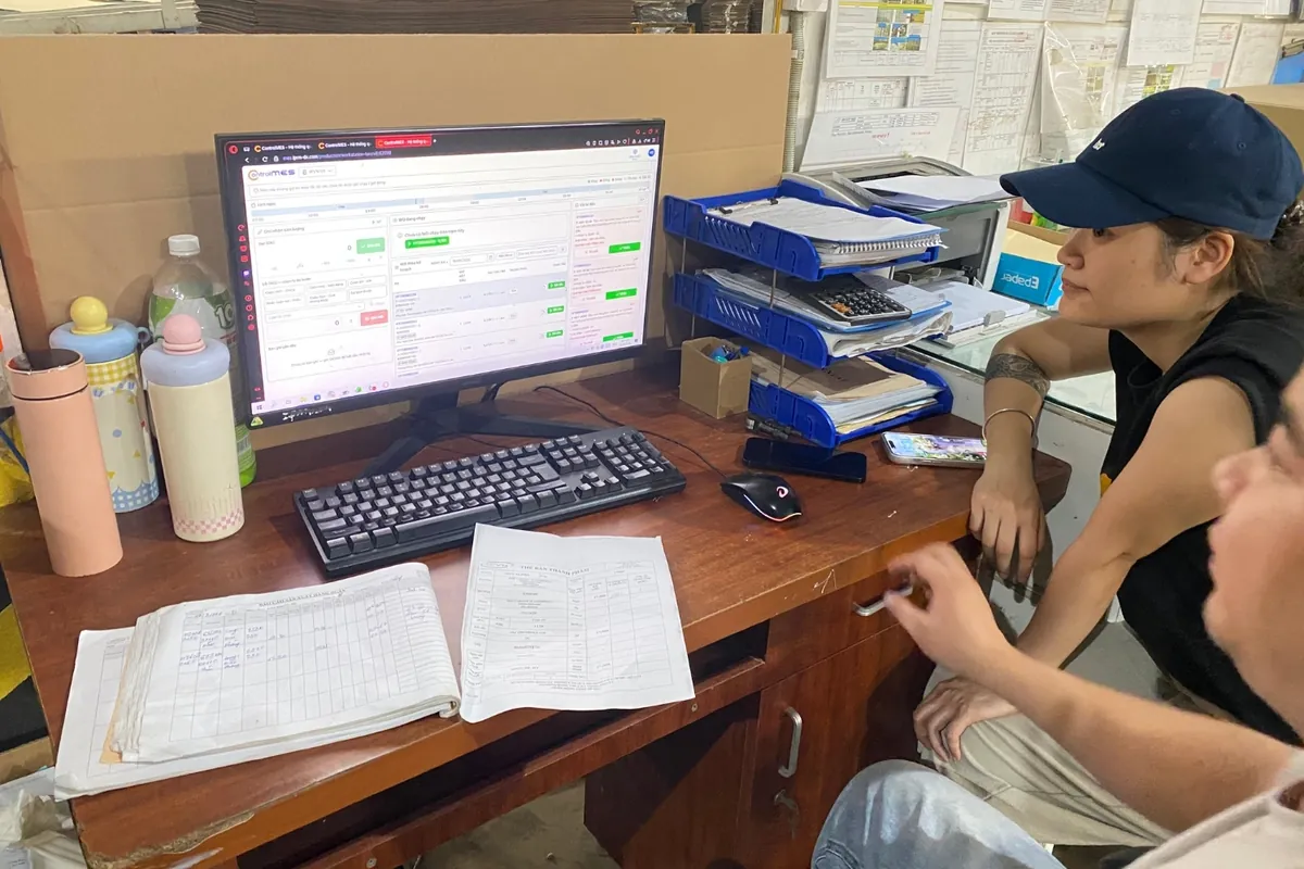 Nhân viên theo dõi tiến độ lệnh trên ControlMES tại khu dán và hoàn thiện