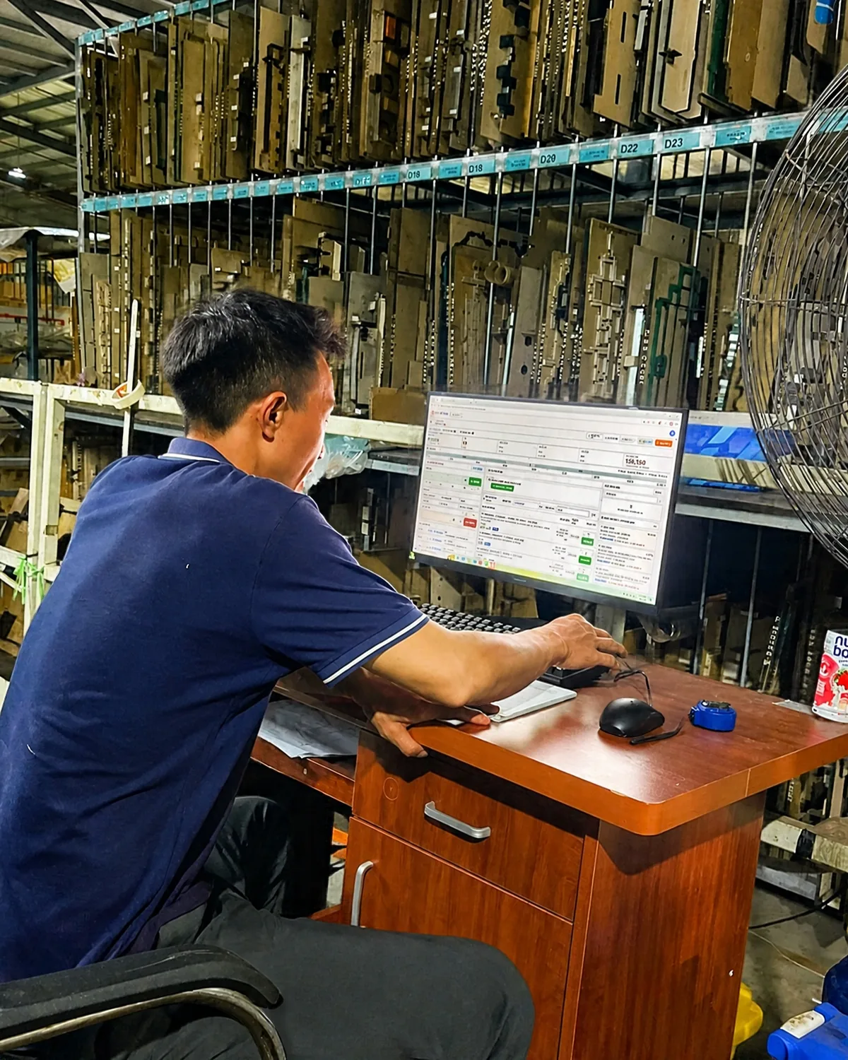 Nhân viên cập nhật sản xuất trên ControlMES tại khu khuôn bế