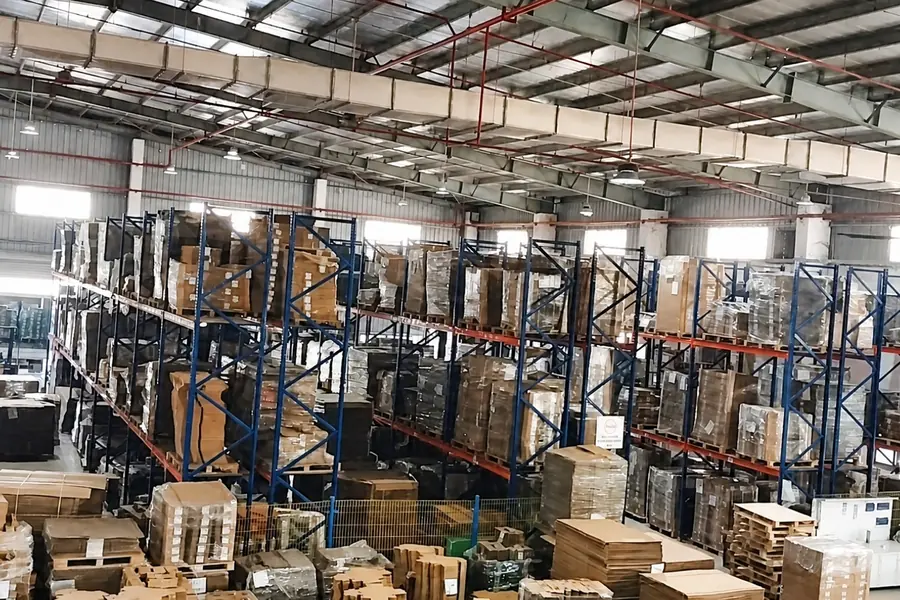 Kho thành phẩm với các kệ pallet thùng carton tại nhà máy bao bì