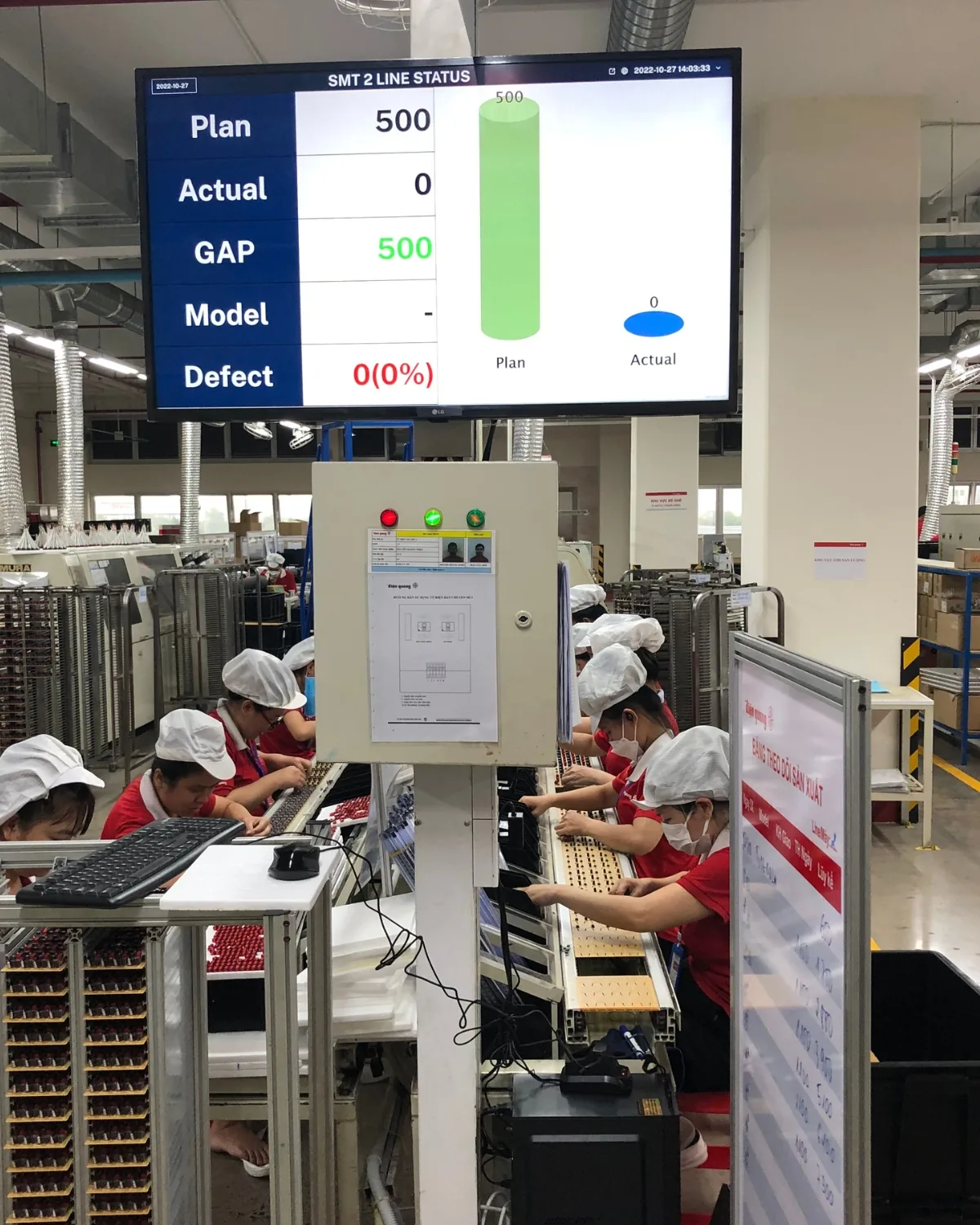 Màn hình trạng thái chuyền SMT trong nhà máy điện tử