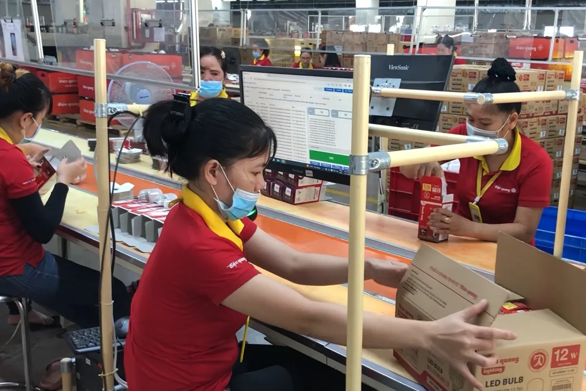 Công nhân đóng gói thao tác trên ControlMES tại chuyền, nhà máy điện tử