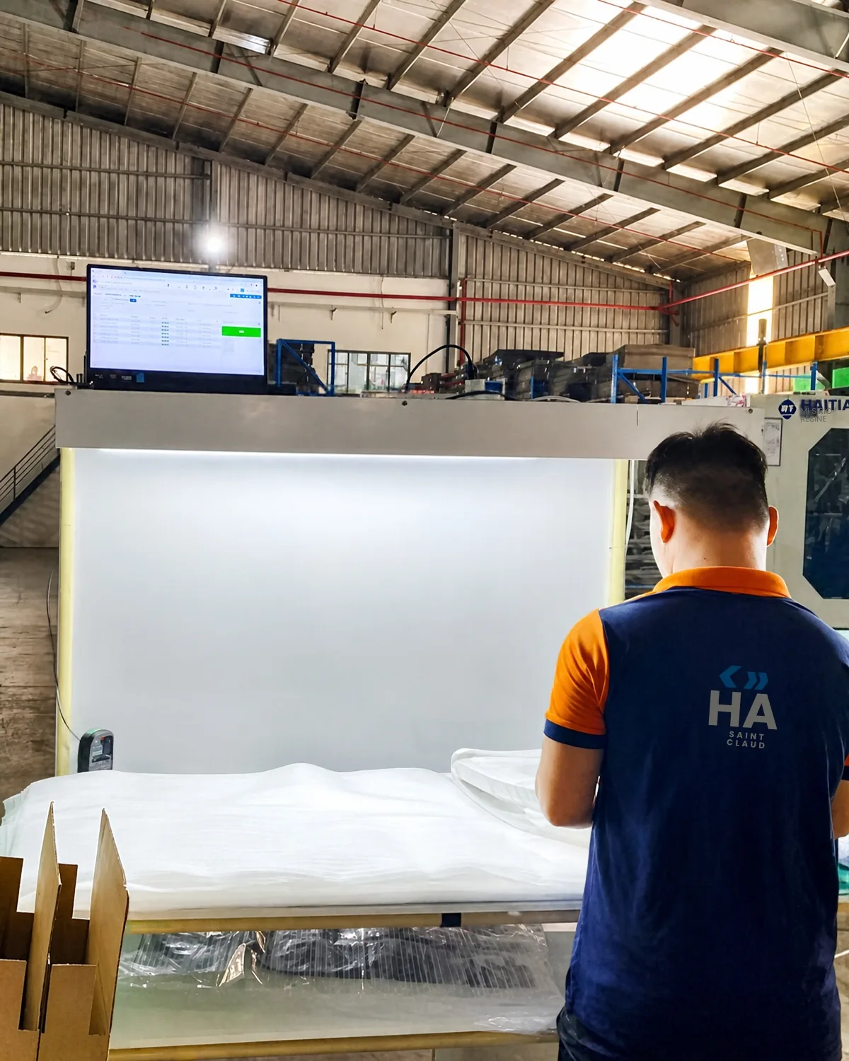 Khu kiểm tra sản phẩm cạnh máy ép, màn hình giám sát phía trên