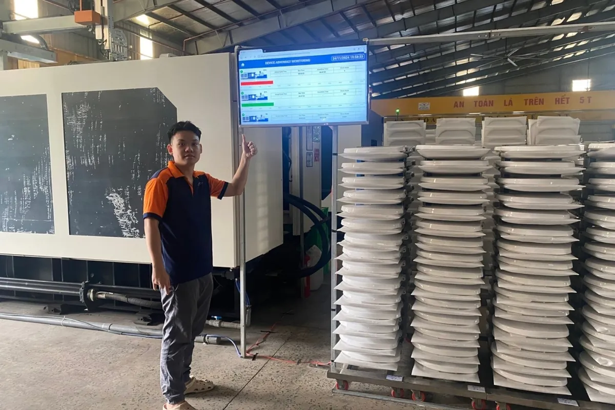 Màn hình giám sát bất thường thiết bị của ControlMES cạnh máy ép, nhà máy ép nhựa