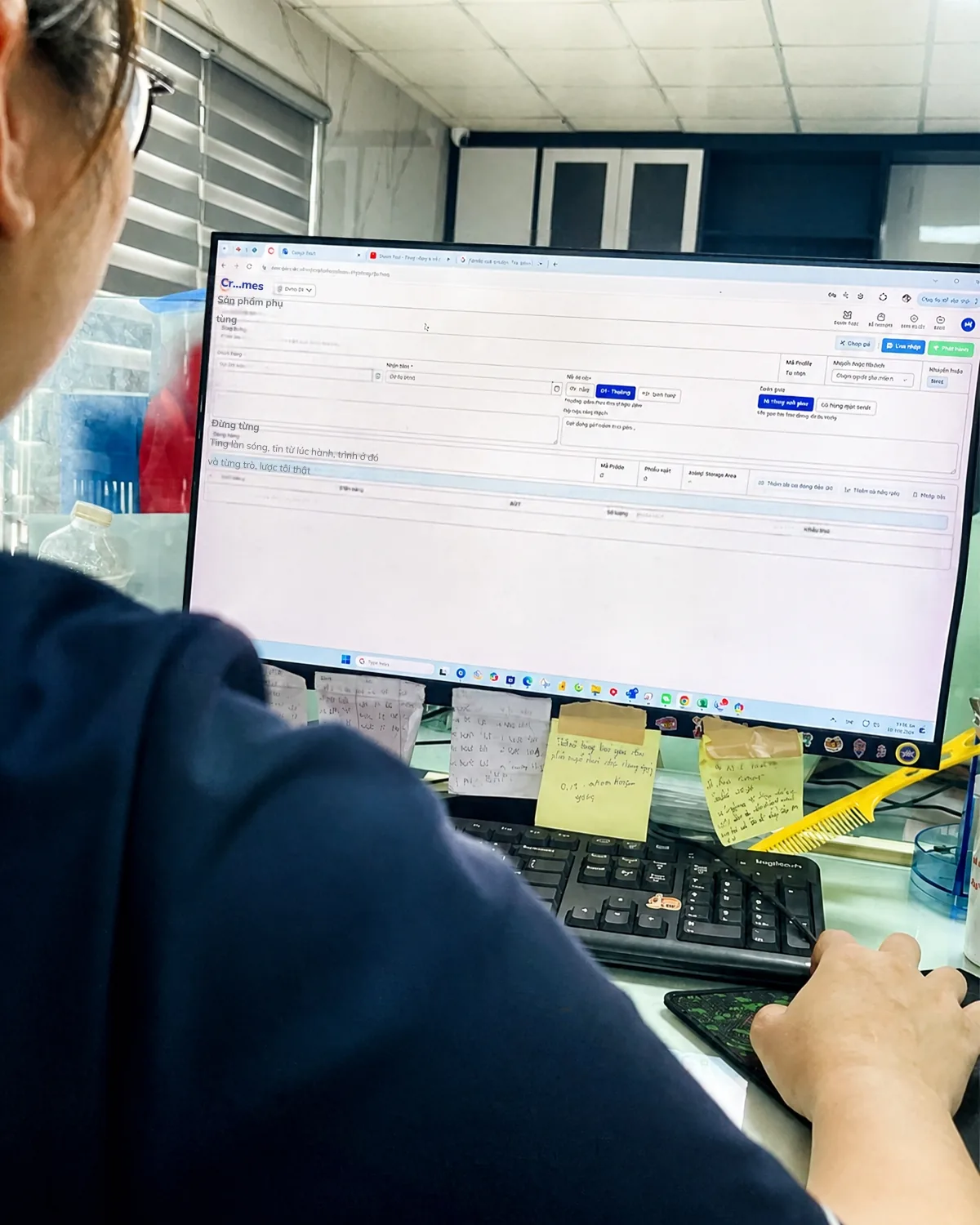 Nhân viên kinh doanh làm việc trên ControlMES tại văn phòng