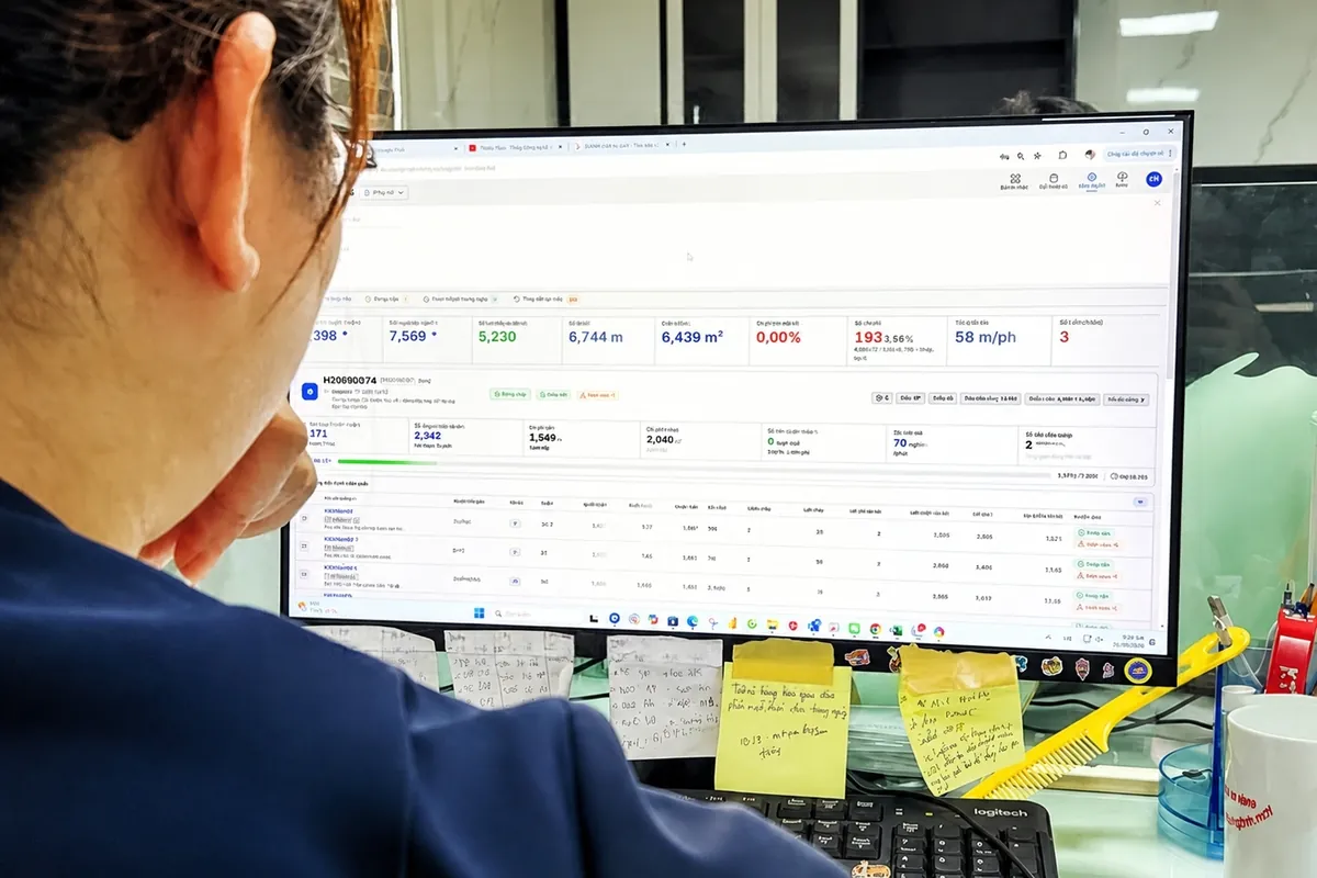 Nhân viên kinh doanh theo dõi sản lượng và tiến độ lệnh trên ControlMES