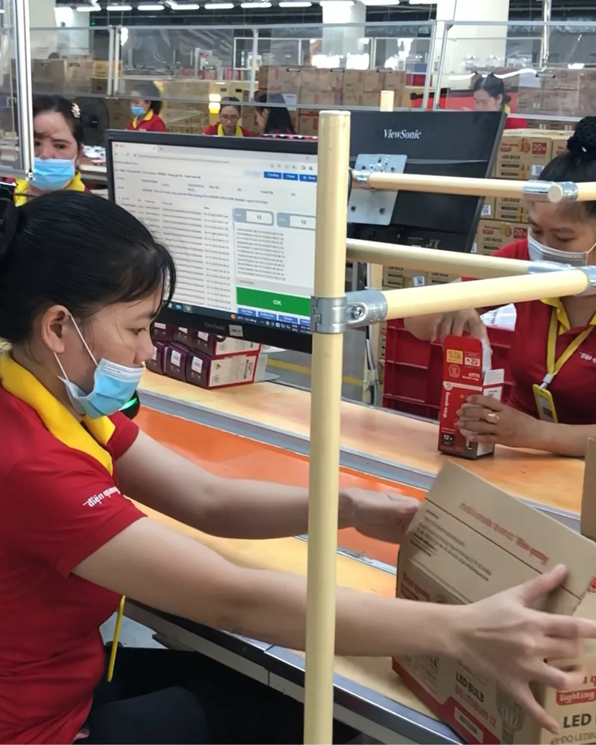 Công nhân đóng gói thao tác trên ControlMES ngay tại chuyền