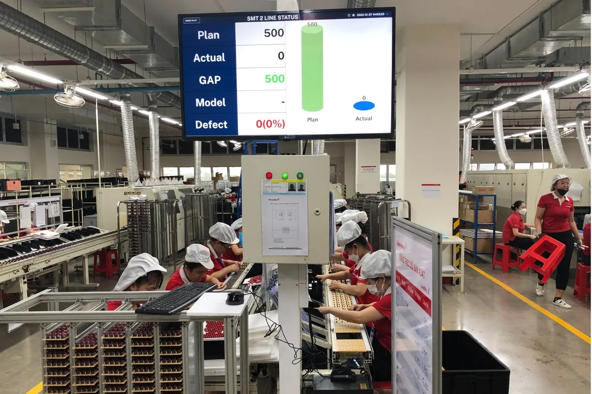 Màn hình trạng thái chuyền SMT phía trên chuyền lắp ráp, nhà máy điện tử